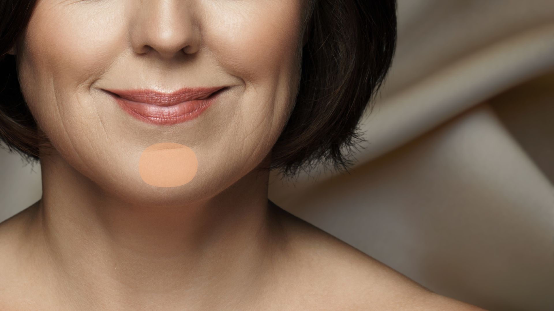 Die Kinnpartie einer Frau, wobei das Kinn besonders zur Geltung kommt.