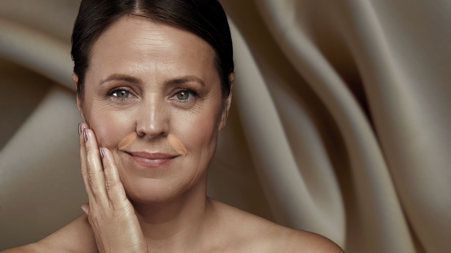 Das Gesicht einer Frau, besonders hervorgehoben wird die Nasolabialfalte.