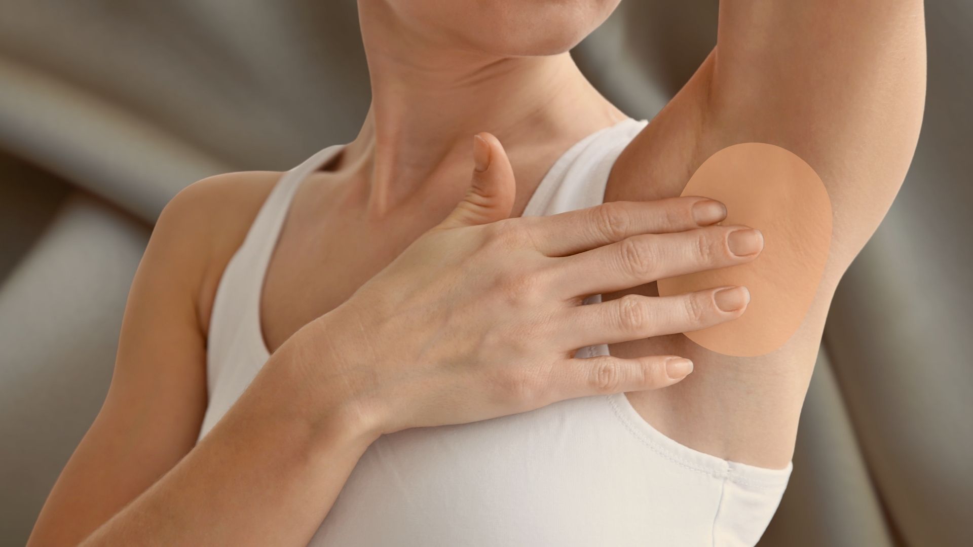 Der Oberkörper einer Person, besonders hervorgehoben wird die Achselpartie. 