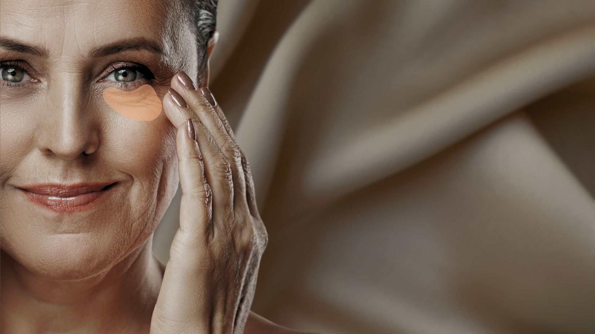 Das Gesicht einer Frau, besonders hervorgehoben wird die Tränenrinne. 