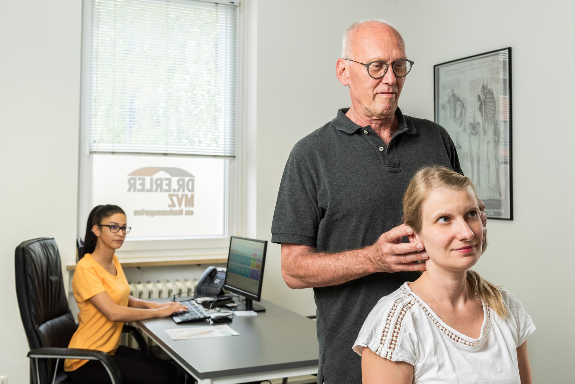 Dr. Jacob behandelt Nackenwirbelsäule einer Patientin