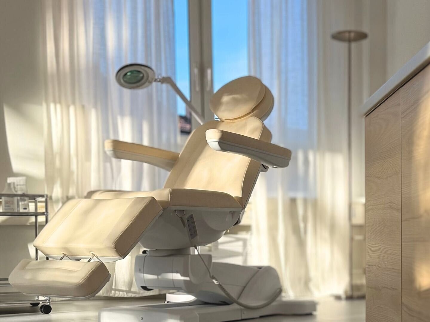 Ein Behandlungsraum mit Behandlungsstuhl in unserer DR. ERLER ÄSTHETIK Praxis.