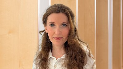 Portrait von Frau Lisa Angerer, Praxisorganisation der Klinik für Plastische und Ästhetische Chirurgie/ Handchirurgie in den DR. ERLER KLINIKEN. 